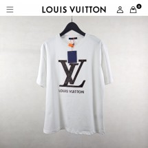 루이비통 LV 레더 자수 로고 라운드 티셔츠 남여공용 화이트 (국내배송)